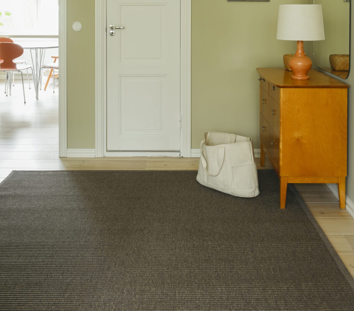 Persoonalliset sisustusratkaisut Airbnb-asuntoon kotimaisilla matoilla